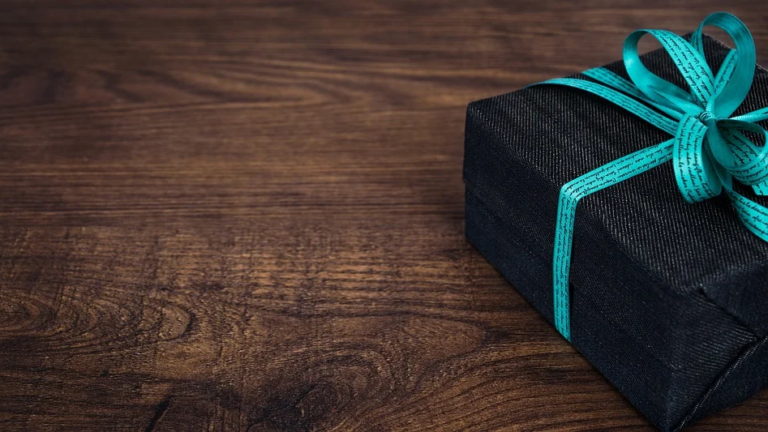 FAÇA-O-UNIVERSO-TE-ENVIAR-PRESENTES-UTILIZANDO-A-LEI-DA-ATRAÇÃO