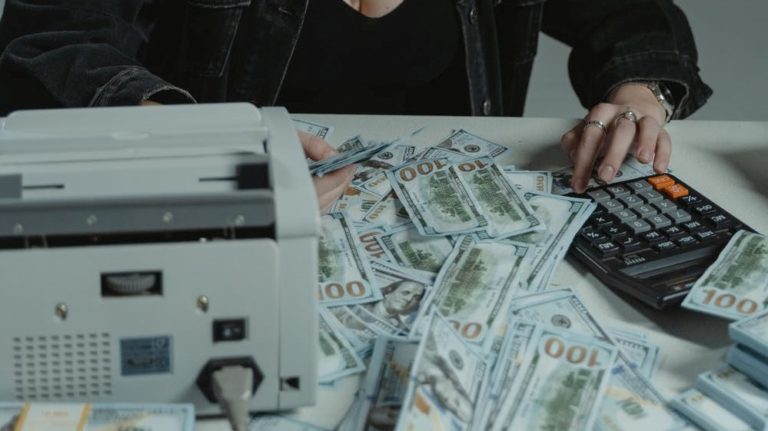 TECNICA-PARA-PAGAR-AS-CONTAS-USANDO-A-LEI-DA-ATRACAO-CONTAS-PAGAS-SEM-ESFORCO